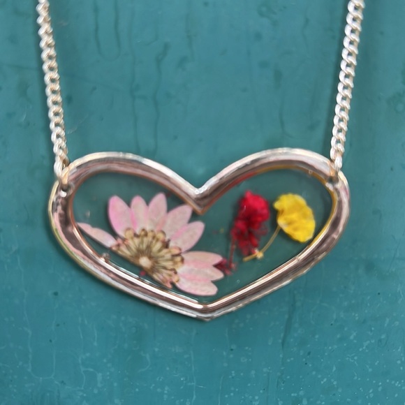 Handmade Real Pressed Dried Flower Botanical Resin Heart Necklace - Picture 6 of 16